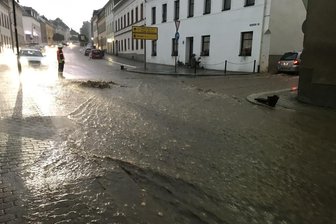 Unwetter sorgt im Erzgebirge für erhebliche Schäden - Suche nach Vermisstem abgebrochen - Auf der B171 in Zöblitz kam es streckenweise zu heftigen Überschwemmungen.