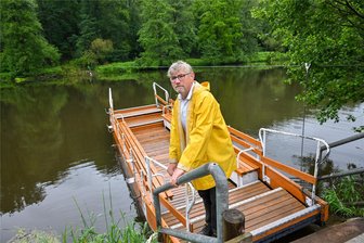 Unwetter trifft Lichtenau: Fährbetrieb eingestellt - Fährmann Ronald Hornauer auf der Fähre „Anna“, die wegen eines umgefallenen Baumes nicht in Betrieb ist. Damit ist der Wanderweg auf Sachsenburger Seite zerstört und unpassierbar.