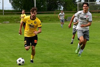 Unwetter über dem Vogtland verschont Sportfest: Netzschkau macht es Fußball-Oberligist VfB Auerbach anfangs nicht leicht - Der Knipser des VfB Auerbach, Paul Kämpfer (links), läuft hier im Testspiel Netzschkaus Tim Horlbeck davon.