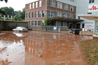 Unwetter über Oberlungwitz: Firmengelände und B 173 überflutet - Nach einem Wolkenbruch sind in Oberlungwitz am Montagnachmittag der Hof einer Firma...