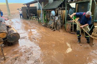 Unwetter über Wildenfels und Reinsdorf: Schlammlawine trifft Bauernhof - Aufräumarbeiten am Härtensdorfer Weg nach der Schlammlawine.
