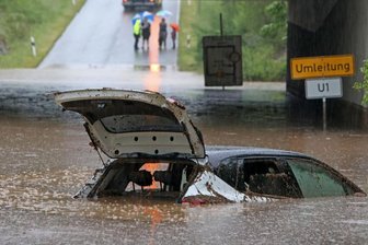Unwetter: Überflutungen in Zwickau und Schneeberg - Rund 200 Einsätze der Feuerwehr - Die Autobahnunterführung der A4 zwischen Glauchau Höckendorf und Meerane füllte sich in nur wenigen Minuten mit Schlamm und Wassermassen von den angrenzenden Feldern. Die Feuerwehr Meerane musste zwei Personen aus ihrem Fahrzeugen retten.