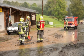 Unwetter überm Erzgebirge: Feuerwehr räumt Kartoffeln von Straße - In Hermannsdorf musste die Feuerwehr nach einem Unwetter die Dorfstraße von Schlamm und Geröll befreien.
