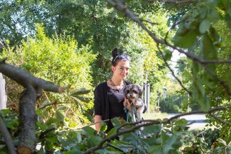 Unwetter: Umstürzender Baum quetscht junge Plauenerin ein - "Ich laufe wie eine Oma." Unter Schmerzen kann Melanie Pensold mit Hund Arnie wieder eine kleine Gassirunde drehen. Sie hatte viel Glück. Die Kastanie, unter der sie beim Sturm Montagabend begraben wurde, ist inzwischen gefällt. Donnerstagvormittag dauerten Fäll- und Aufräumarbeiten am Weg an der Elsteraue noch an.