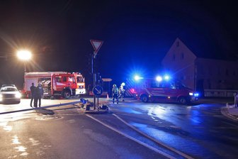 Unwetter und Unfall: Wo die Feuerwehren im Landkreis Zwickau gefordert waren - Die Feuerwehr war auf der B 173 in Oberlungwitz im Einsatz.