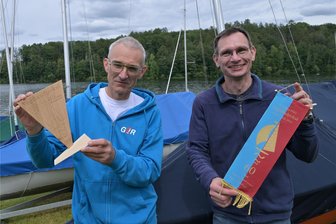 Unwetter verlangt den Seglern auf der Talsperre Pöhl alles ab: Das sind die verdienten Sieger des Vogtlandpokals - Uli Brunken (links) von der SSG Reichenbach gewann in der Kategorie Europe, Marco Wunderlich vom SC Handwerk Plauen wurde Zweiter.