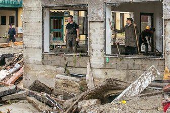 Unwetter verwüsten Dörfer in Bayern - und kein Ende in Sicht - Mehr Regen als sonst im gesamten Monat hat sich am Mittwoch binnen weniger Stunden über Simbach in Bayern ergossen. Fünf Menschen starben, Teile des Ortes gleichen einem Trümmerfeld. Da die Wetterlage anhält, drohen weitere Unwetter.