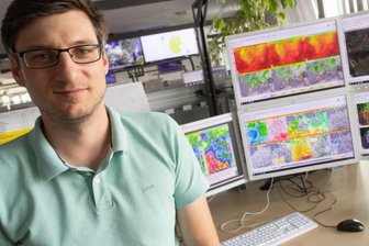 Unwetter - von der Vorhersage bis zum Alarm - Tobias Reinartz, Meteorologe beim Deutschen Wetterdienst, vor Monitoren, auf denen Wetterprognosen zu sehen sind. Der Deutsche Wetterdienst erstellt aus einer Vielzahl von Daten ein möglichst genaues Wetterbild für Deutschland und gibt auch Unwetterwarnungen heraus.