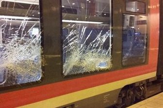 Unwetter wüten in Chemnitz und Mittelsachsen - Zwei Triebwagen der Erzgebirgsbahn wurden bei einer Kollision mit auf den Gleisen liegenden Bäumen stark beschädigt.