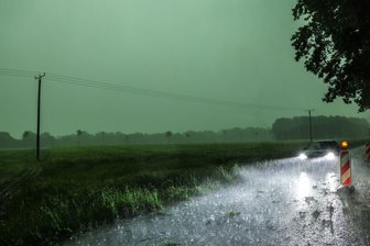 Unwetter wütet im Westen Deutschlands - Feuerwehreinsätze - Wegen einer Gewitterfront gelten Unwetterwarnungen im Westen Deutschlands.