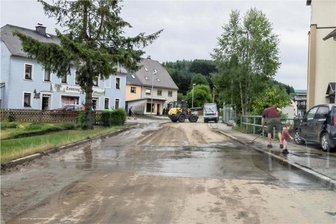 Unwetterbilanz im Erzgebirge: Viel Schlamm, aber keine schweren Schäden - In Neudorf war am Freitagvormittag aufräumen angesagt - unter anderem an der Karlsbader Straße. Der Starkregen in der Nacht hatte reichlich Schlamm und Geröll angespült.
