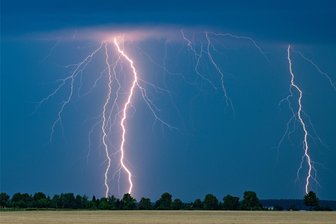 Unwettergefahr in Sachsen: Schwere Gewitter drohen im Freistaat - Ab Freitagnachmittag ziehen teils heftige Gewitter über Sachsen, der Deutsche Wetterdienst warnt entsprechend.