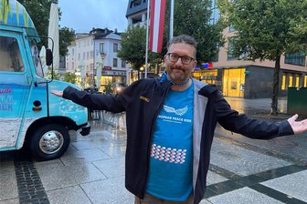 Unwetterlage: European Peace Ride rollt (noch) nicht los - Kai Winkler im Dauerregen von Bad Ischl. Einer der Organisatoren des European Peace Ride sagt: „Die Sicherheit unserer Fahrerinnen und Fahrer geht vor.