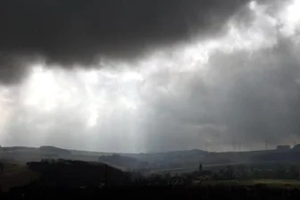 Unwetterwarnungen für Sachsen aufgehoben - Dunkle Wolken ziehen über Klaffenbach bei Chemnitz.