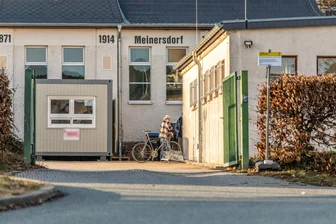„Unwürdige Bedingungen“: Landesflüchtlingsrat kritisiert Zustände in Notunterkunft im Erzgebirge - Die Turnhalle soll längstens bis 31. August als Notunterkunft für Kriegsflüchtlinge dienen. Für 60 Leute ist sie ausgelegt, derzeit ist sie zur Hälfte belegt.