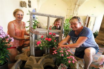 Unzählige Blüten im Klosterpark Altzella: Blumen- und Gartenschau am Wochenende - Ute Flemming, Michaela Leutert und Ulrike Frohs (v.r.) bereiten ihren Stand im Kloster Altzella vor.