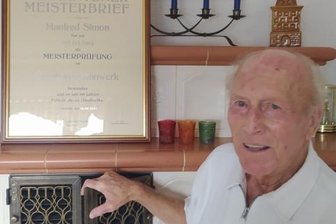 Unzählige Öfen tragen seine Handschrift - Manfred Simon ist stolz auf seinen selbst gesetzten Kachelofen, auf den Diamantenen Meisterbrief ebenso.