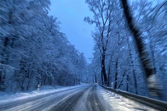 Unzufriedenheit mit Winterdienst im Raum Freiberg: Wir müssen doch auch arbeiten und sehen, wie wir zur Arbeit kommen“ - Verschneite Straßen – hier ein Illustrationsfoto – machten Fahrern am 23. Dezember zu schaffen.