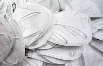 Unzulässige Aufträge, Corona-Masken, Skandalberatung: Kassenprüfer rügen Verschwendung im Innenministerium - In einem weiteren Fall ging es um die Beschaffung von Schutzausrüstung wie Gesichtsmasken durch ein nach Angaben des Rechnungshofs großes Unternehmen im Zusammenhang mit der Corona-Pandemie durch das Polizeiverwaltungsamt in Höhe von 257.000 Euro.