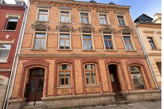 Unzumutbar: Familie mit Kleinkindern wohnt im Mylauer Rattenhaus - Außen hui, innen pfui. Hinter dieser Fassade an der Brücknerstraße grassiert Rattenbefall.