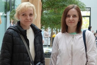 Unzureichende Vernetzung bremst Ukrainehilfe aus - Nataliia Belska (links) und Valentyna Koskova möchten in Zwickau bleiben und Arbeit finden. Doch erst einmal steht den Frauen der Gang zu Behörden bevor.