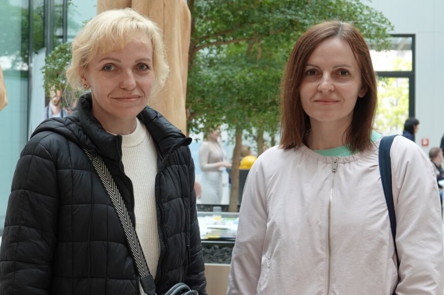 Unzureichende Vernetzung bremst Ukrainehilfe aus - Nataliia Belska (links) und Valentyna Koskova möchten in Zwickau bleiben und Arbeit finden. Doch erst einmal steht den Frauen der Gang zu Behörden bevor. 