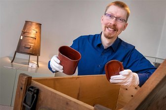 Upcycling als Überlebensstrategie: Ausstellung in Olbernhau zeigt Kriegsschrott als Gebrauchsgegenstand - Kanonenofen, Stollenkiste und Henkelmann: Lasse Eggers zeigt Exponate der aktuellen Sonderausstellung.
