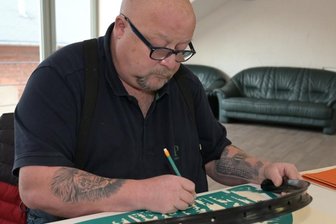 Upcycling im Erzgebirge: Wenn aus einer alten Fahrradfelge ein Schwibbbogen wird - Spannende Kombination: Aus einer Fahrradfelge und mit Holz gestaltet Karsten Hallfarth einen Schwibbogen. 