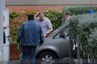 Update: 30-jährige Geringswalderin erstochen - Haftbefehl gegen mutmaßlichen Täter - Der Beschuldigte (rechts) wird ins Chemnitzer Amtsgericht gebracht.