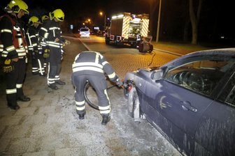 Update: Auto brennt am Park der OdF - Polizei geht von Brandstiftung aus - Der Brand ging von einem Reifen des Mazda aus.