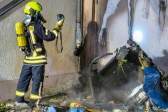 Update: Auto in Schneeberg in Flammen - Polizei geht von Brandstiftung aus - Am Morgen des 4. Oktobers begann die Brandserie in Schneeberg. An einem Gebäude an der Bruno-Dost-Straße nahe der Karl-Liebknecht-Straße war ein Müllcontainer in Feuer geraten.