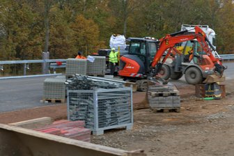 Update: B 173 bei Kleinschirma: Neuer Abschnitt soll am Freitagvormittag freigegeben werden - Die Brückenbaustelle an der B 173 nahe Kleinschirma. Hier werden gegenwärtig auch Arbeiten an den Planken durchgeführt.