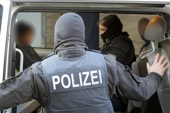 Update: Clan-Kriminalität: "Patron" im Vogtland festgenommen - Am Dienstag wurden zehn Wohnungen im Vogtland und im Ruhrgebiet durchsucht und vier Brüder aus einem einschlägig bekannten Familienclan inhaftiert.