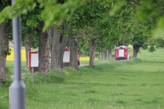 Update: Feuerwehr verhindert großen Waldbrand bei Hohenfichte - Die Einsatzwagen der Feuerwehr fuhren über Grünberg in den Wald bei Hohenfichte.