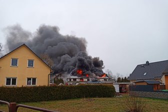 Update: Flammen zerstören Wohnhaus in Neukirchen/Erz. -