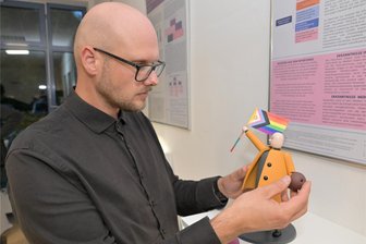 Update für erzgebirgische Räuchermännchen: Chemnitzer Studierende wagen Neues - Der Schneeberger Holzgestalter Markus Weber mit der Figur Burning Gender.