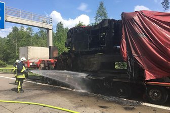 Update: Lange Staus wegen Lkw-Brand auf der Autobahn - Der Lkw-Brand führte allein auf der Autobahn zu einem etwa 20 Kilometer langen Stau.