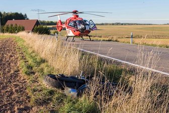 Update: Motorradfahrer rutscht in Gegenverkehr - schwer verletzt -