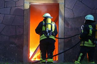 Update: Nach Hausbrand Ermittlungen wegen fahrlässiger Brandstiftung - In einem Wohnhaus an der Immanuel-Kant-Straße brach am Freitagmorgen ein Feuer aus.