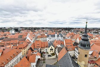 Update: So läuten die Glocken in Freiberg - mit Video vom Ostersonntag - Blick vom 72 Meter hohen Petrikirchturm auf die Altstadt von Freiberg. Auf dem Balkon sind die Glocken der Innenstadt gut zu hören. Am Ostersonntag, 5 Uhr gibt es nach Anmeldung die Möglichkeit, den Sonnenaufgang vom Turm aus zu sehen. 