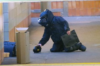 UPDATE: Sperrung am Chemnitzer Hauptbahnhof aufgehoben - Gepäck harmlos - Spezialkräfte der Bundespolizei untersuchten die Gepäckstücke.