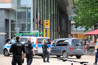 Update: Sperrung im Chemnitzer Zentrum aufgehoben - Die Polizei war nach dem Fund eines herrenlosen Koffers mit einem Großaufgebot im Chemnitzer Zentrum im Einsatz.