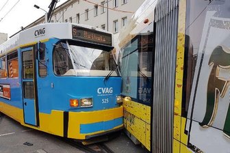 Update: Straßenbahn-Unfall in Chemnitz - Zwei Verletzte, riesiger Schaden - Zwischen Reitbahnstraße und Annenstraße kam es zur Kollision.