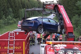 Update: Tödlicher Unfall auf S255: Ermittlungen gegen Tesla-Fahrerin wegen fahrlässiger Tötung -