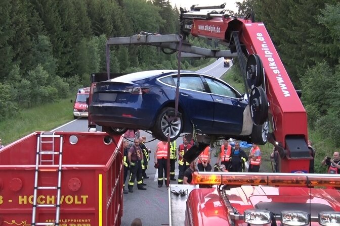 Update: Tödlicher Unfall auf S255: Ermittlungen gegen Tesla-Fahrerin wegen fahrlässiger Tötung - 