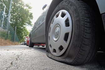 Update: Wie die Polizei dem Reifenstecher auf die Spur kam - Tatort Fürstenstraße auf dem Sonnenberg: Mehrfach wurden dort und in der näheren Umgebung in den zurückliegenden Jahren die Reifen der Autos von Anwohnern zerstochen. Die gesamte Serie umfasst mehr als 500 Taten im gesamten Stadtgebiet. Der Schaden geht in die Zehntausende.