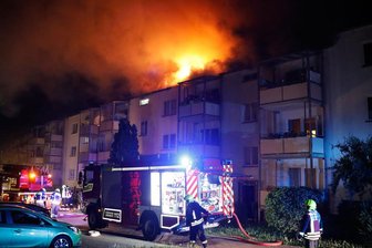 Update zum Großbrand in Chemnitzer Wohnhaus: Mieter dürfen zurück in ihre Wohnungen - Der Dachstuhl eines Wohnhauses an der Straße Sachsenring hat in der Nacht zu Montag gebrannt.