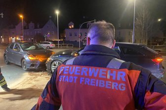Update zum Unfall in Freiberg: 60.000 Euro Sachschaden und ein positiver Alkoholtest - Am Montagabend sind auf der Kreuzung Meißner Ring/Halsbrücker Straße zwei Autos zusammengestoßen.