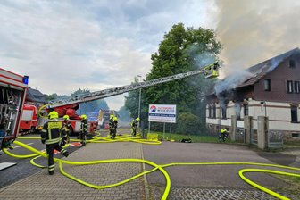 Update zum Wohnhausbrand in Chemnitz: Beide Richtungen auf B 95 wieder befahrbar - Das Haus befindet sich auf dem Gelände eines Abschleppdienstes direkt an der Leipziger Straße.