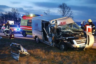 Update: Zwei Schwerverletzte bei Kollision zwischen Kleintransporter und Lkw auf A4 -